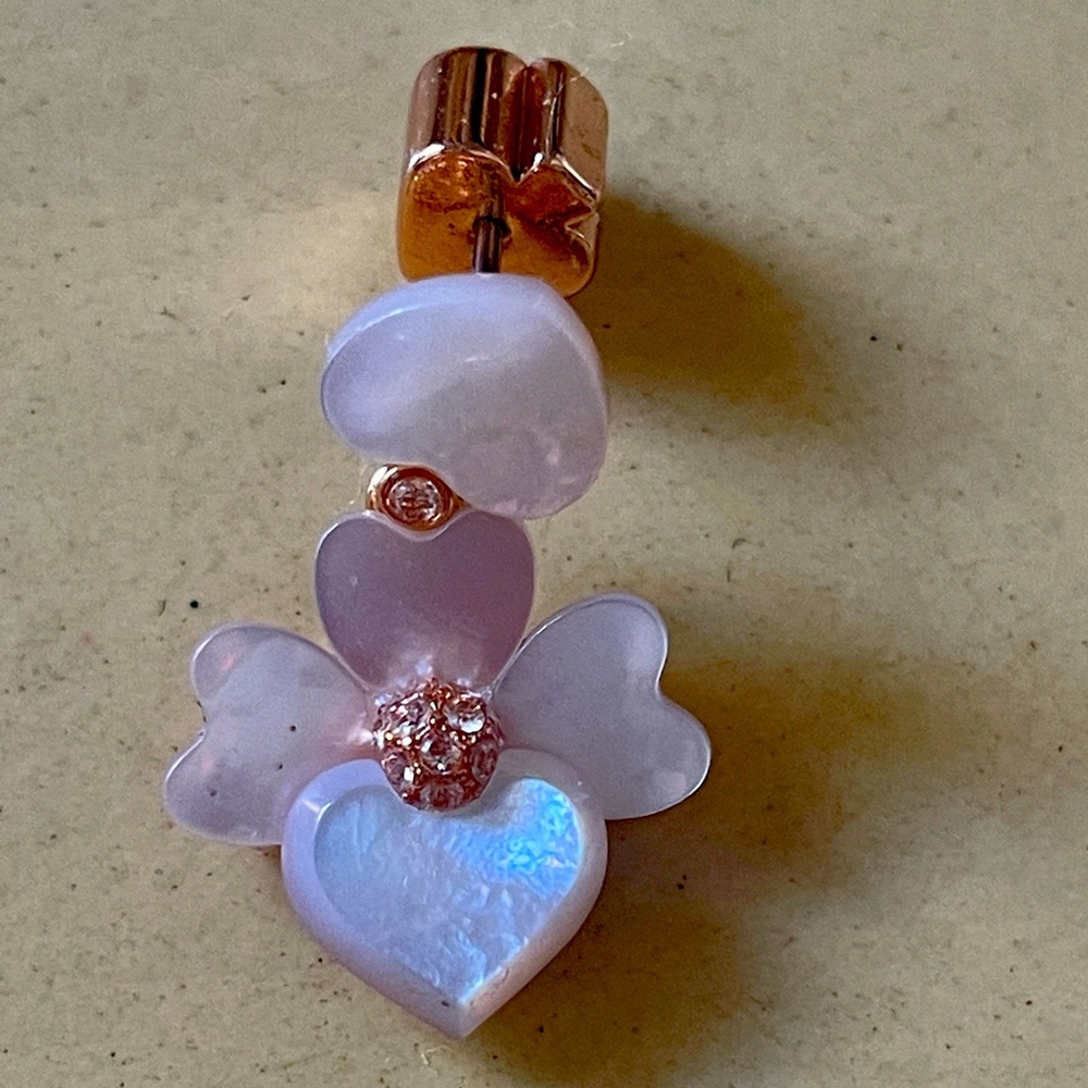 NEW Kate Spade Stud earrings (logo pearl flower) in rose Gold Pearl